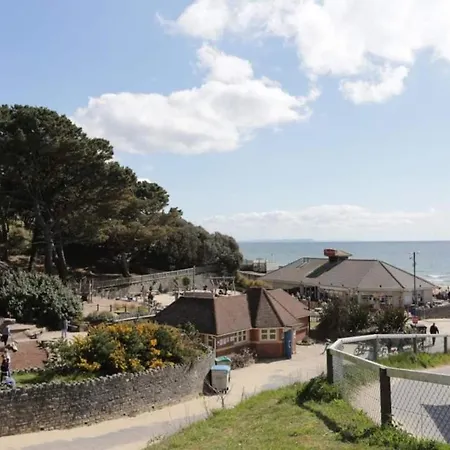 Flat-B, 4 Adults, 20 Mins To Beach, Netflix, Wifi, Sleeps 4 Adults-2