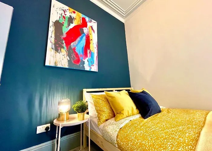 Stunning & Stylish 2 Bedroom ! - 5 Minute Walk To The Best Beach! - Great Location - Free Parking - Fast Wifi - Smart Tv - Newly Decorated - Sleeps Up To 4! Close To & Poole Town Centre & Sandbanks