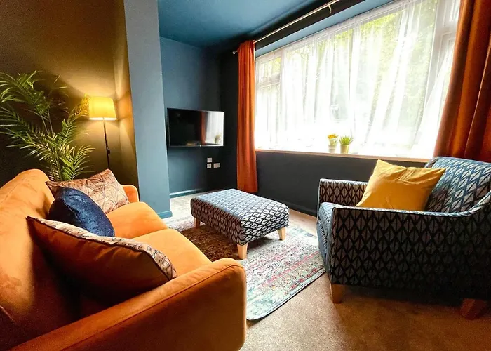 Stunning & Stylish 2 Bedroom ! - 5 Minute Walk To The Best Beach! - Great Location - Free Parking - Fast Wifi - Smart Tv - Newly Decorated - Sleeps Up To 4! Close To & Poole Town Centre & Sandbanks